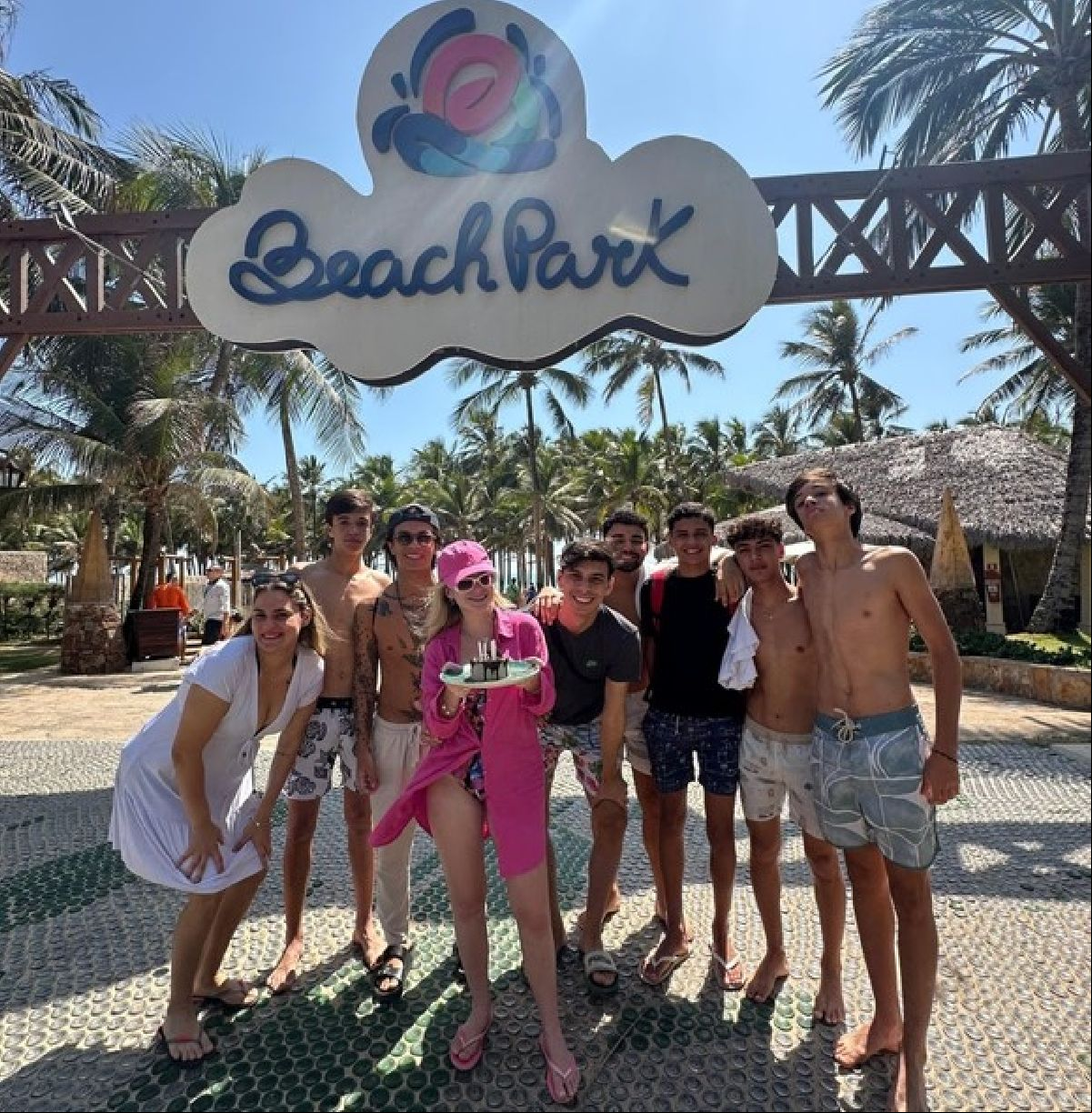 Sophia Valverde celebra o aniversário ao lado de amigos e do namorado no Beach Park