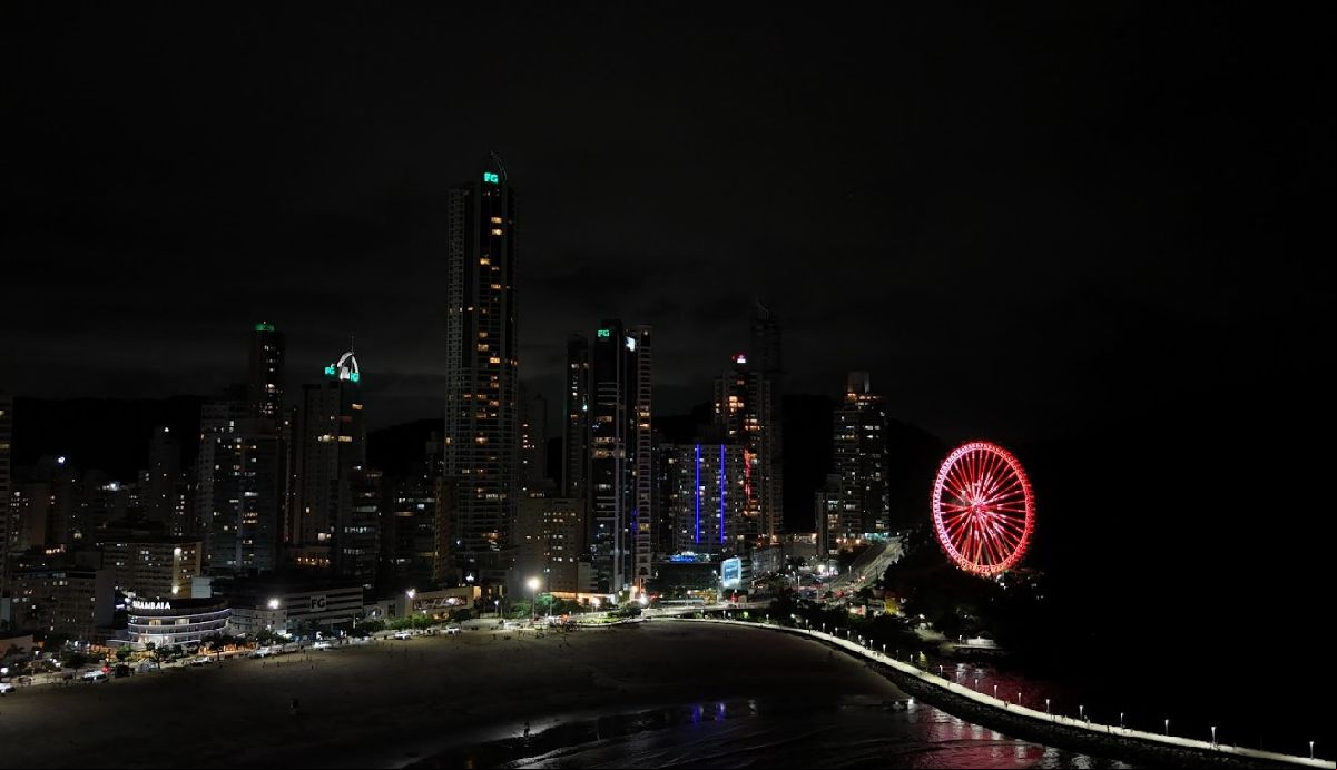 Ano Novo Chinês é celebrado em Balneário Camboriú com show de luzes na FG Big Wheel